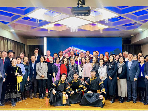 Vertreter und Organisatoren aus Sachsen und der Mongolei beim gemeinsamen Fototermin der sächsischen Bildungs- und Wissenschaftstage in Ulaanbaatar.